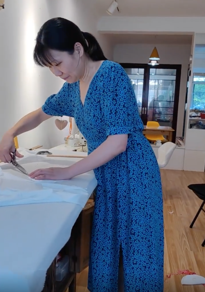 孫女的衣服自己做❤️巧手奶奶親手打造「美少女戰士泳衣」 一轉身「紅蝴蝶結精緻細節」穿上身Q翻