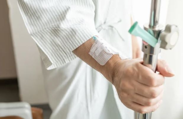 自己人不收錢？看護孫被要求「照顧中風外公」　開價4500遭親戚酸「你算什麼錢」