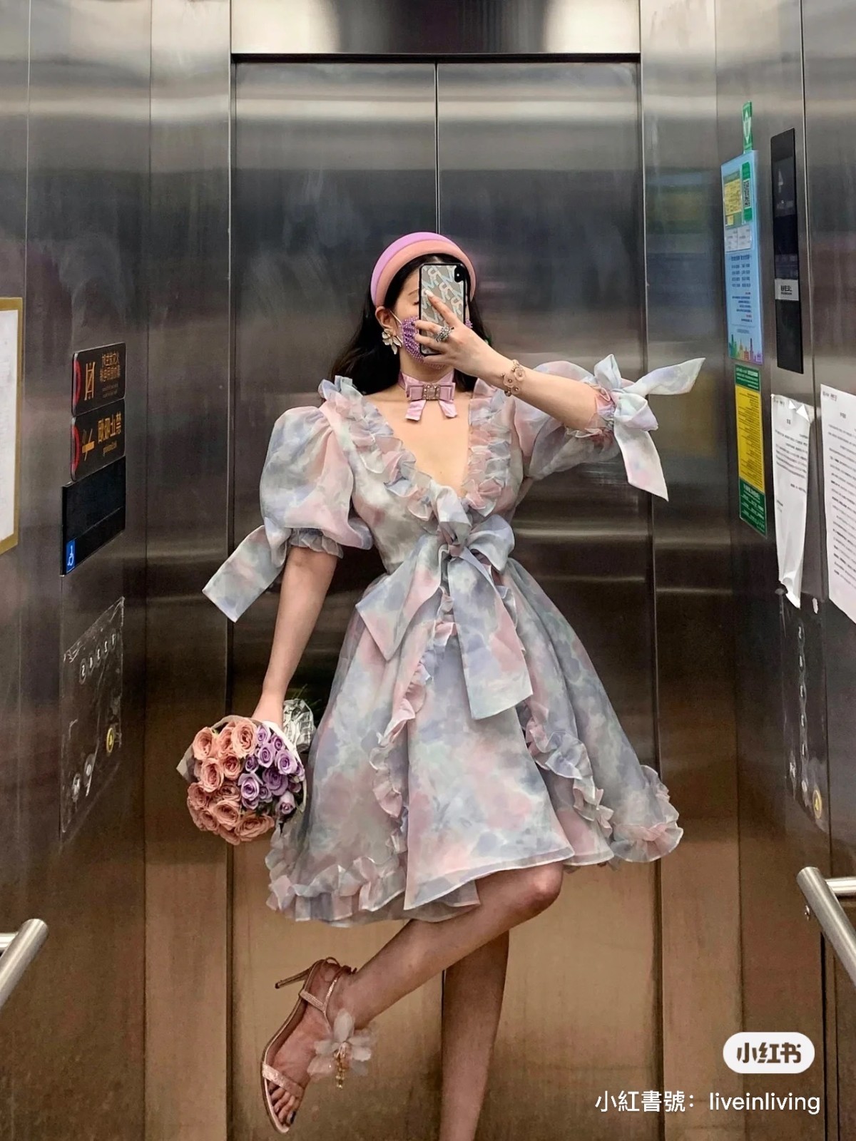 收集春天的碎片！女孩每天「在電梯拍下浪漫穿搭」　鮮豔繽紛色彩「宛如童話公主」暗黑風也超迷人❤️