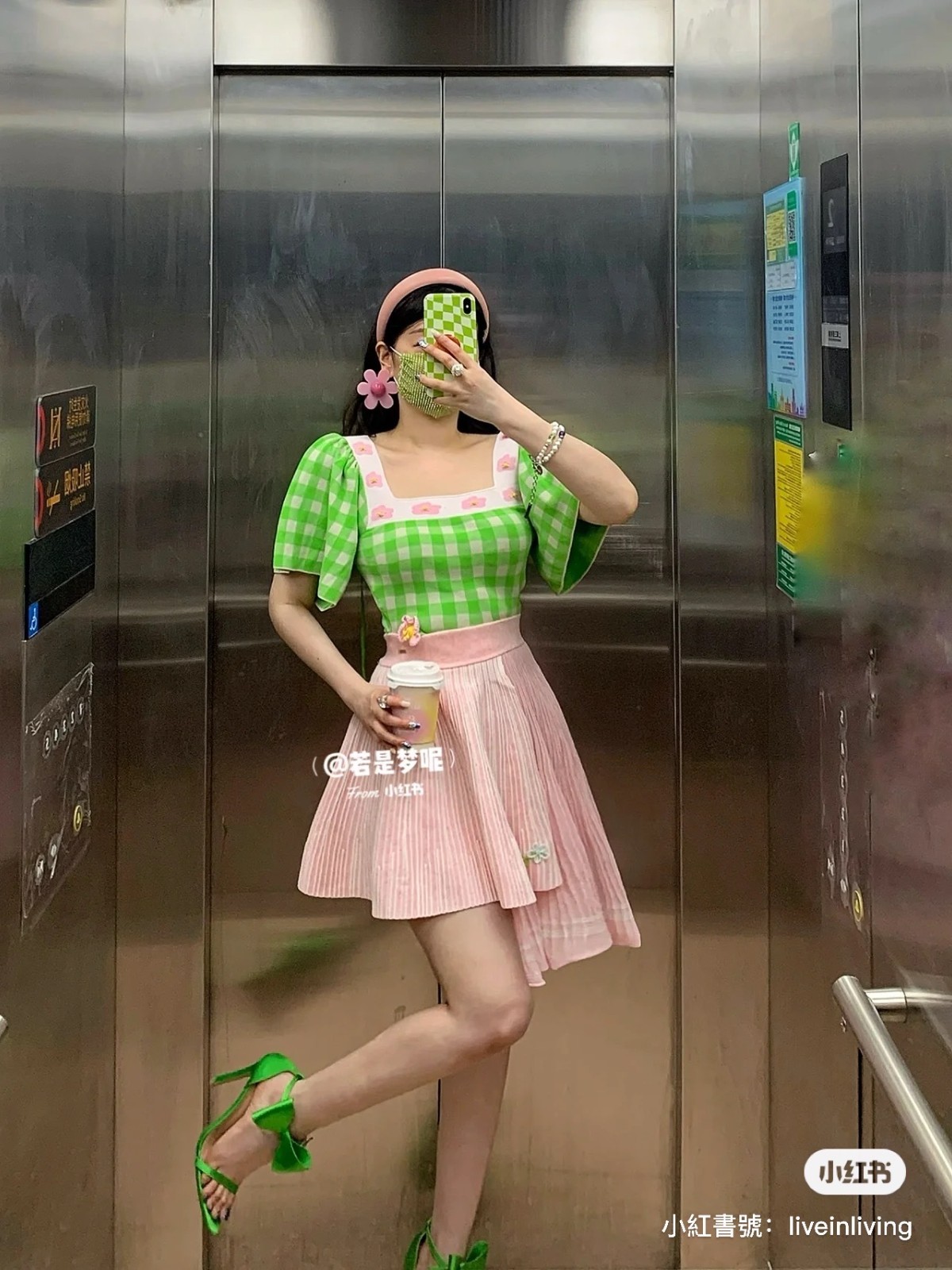 收集春天的碎片！女孩每天「在電梯拍下浪漫穿搭」　鮮豔繽紛色彩「宛如童話公主」暗黑風也超迷人❤️