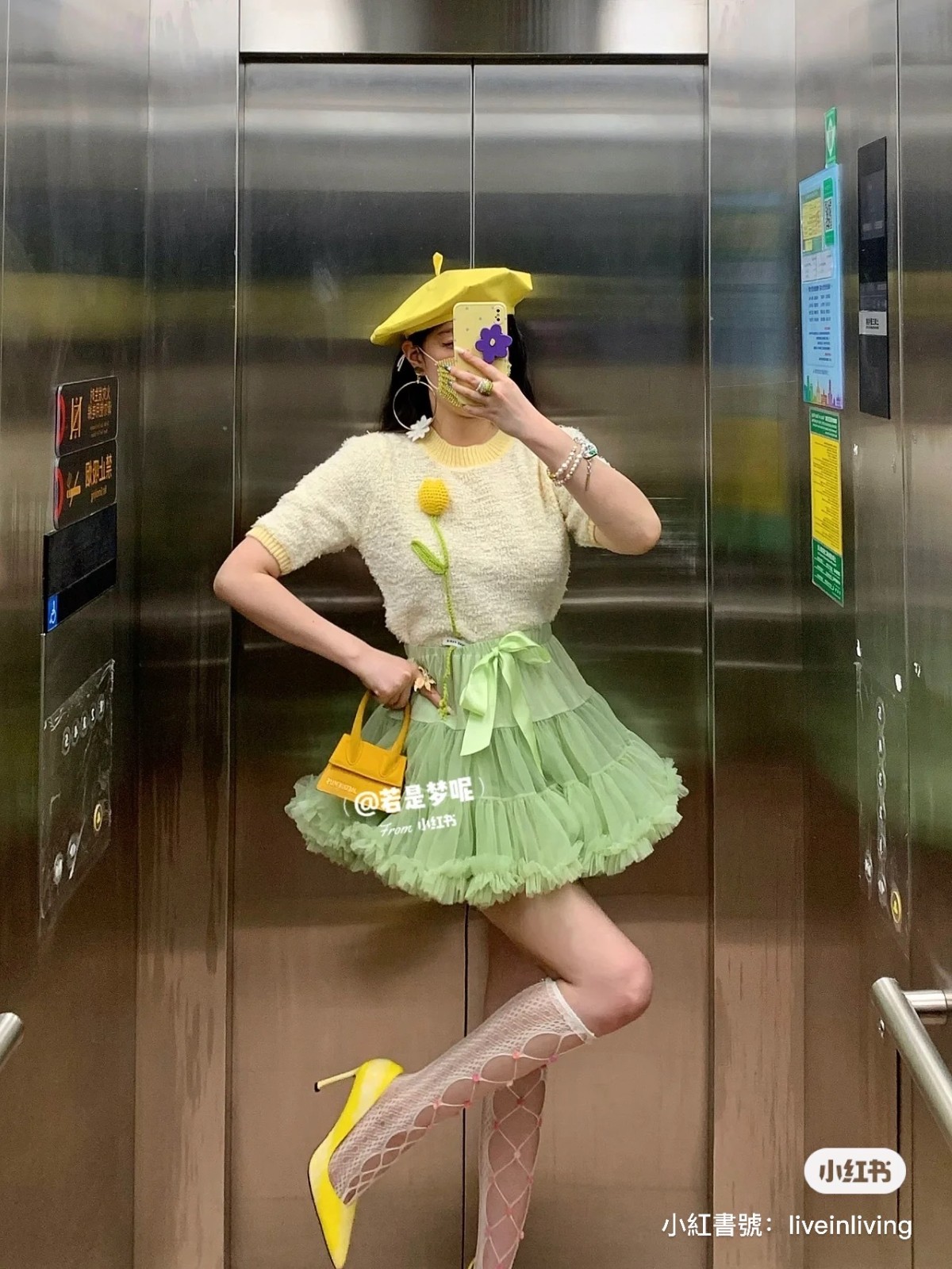 收集春天的碎片！女孩每天「在電梯拍下浪漫穿搭」　鮮豔繽紛色彩「宛如童話公主」暗黑風也超迷人❤️