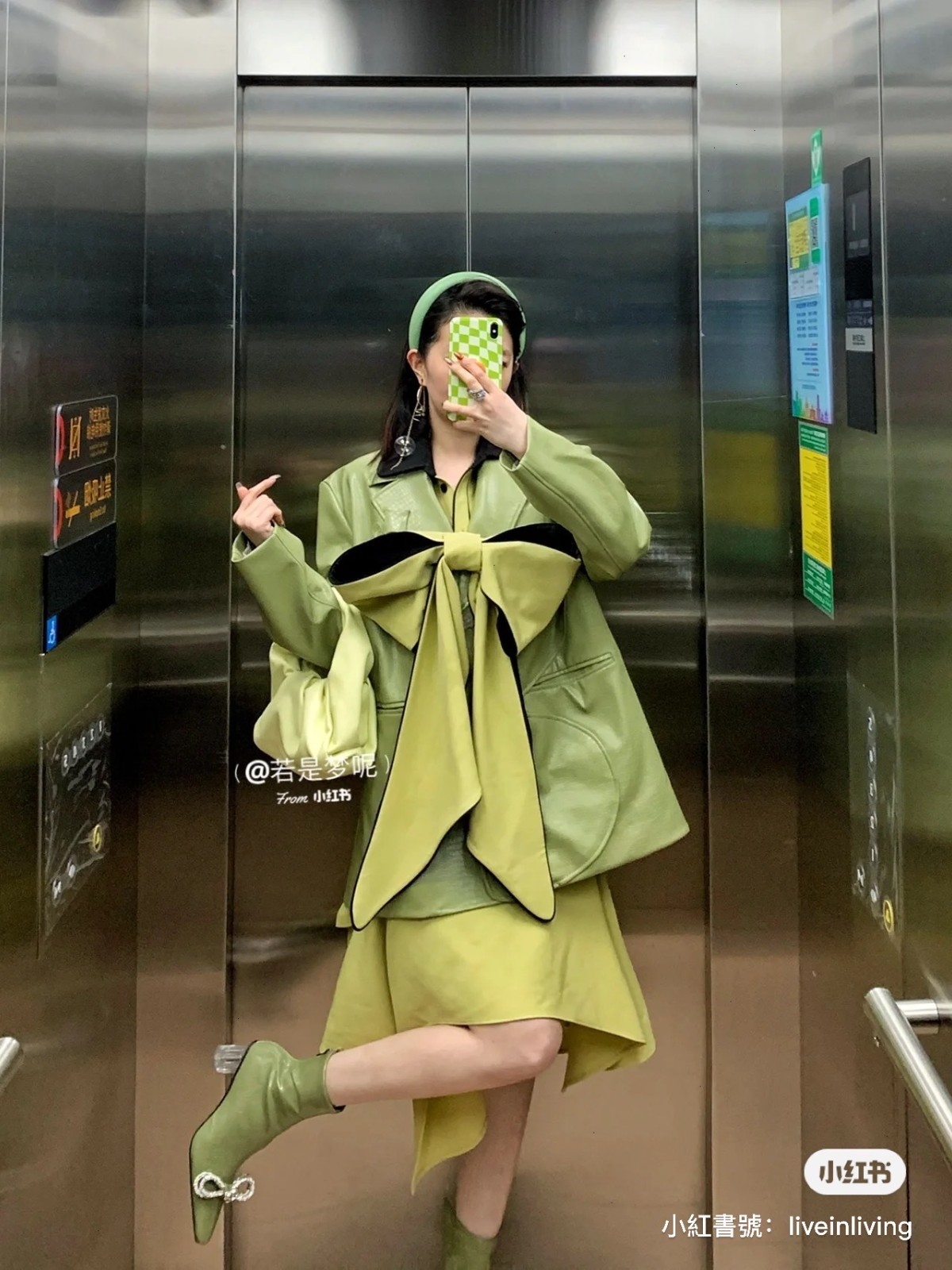 收集春天的碎片！女孩每天「在電梯拍下浪漫穿搭」　鮮豔繽紛色彩「宛如童話公主」暗黑風也超迷人❤️