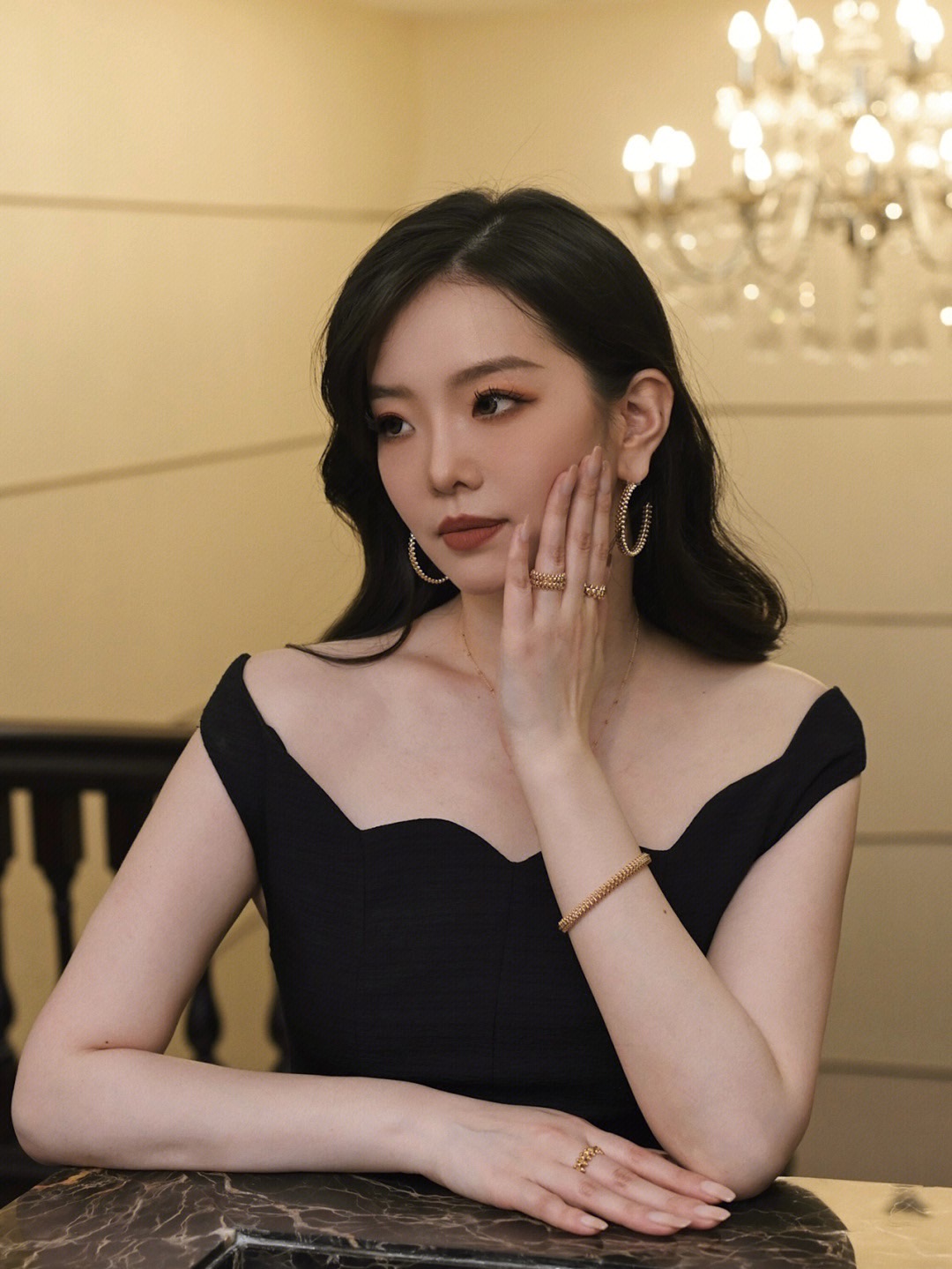 收集春天的碎片！女孩每天「在電梯拍下浪漫穿搭」　鮮豔繽紛色彩「宛如童話公主」暗黑風也超迷人❤️