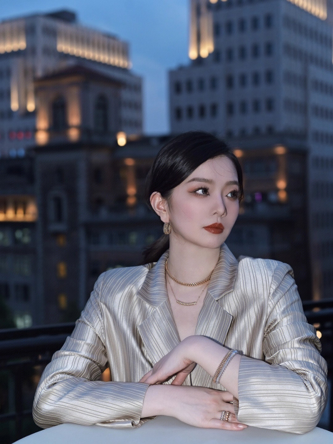 收集春天的碎片！女孩每天「在電梯拍下浪漫穿搭」　鮮豔繽紛色彩「宛如童話公主」暗黑風也超迷人❤️