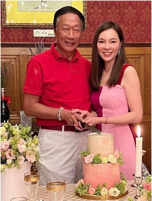至今仍像熱戀！郭台銘甜摟嬌妻「超奢華排場」慶14周年婚　曾馨瑩感動燦笑「羞曝尪可愛面」