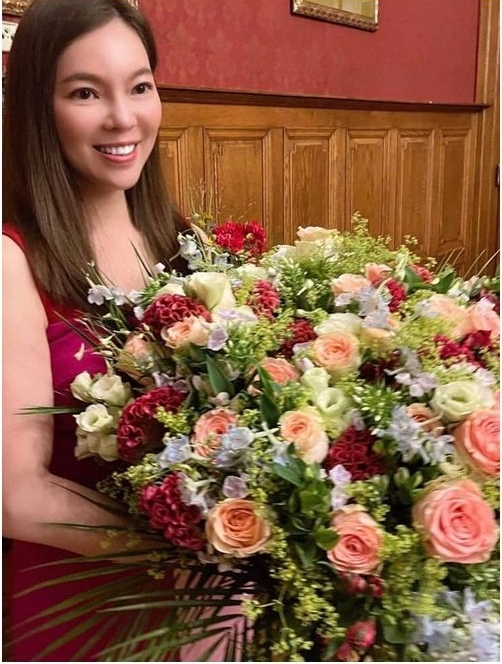 至今仍像熱戀！郭台銘甜摟嬌妻「超奢華排場」慶14周年婚　曾馨瑩感動燦笑「羞曝尪可愛面」
