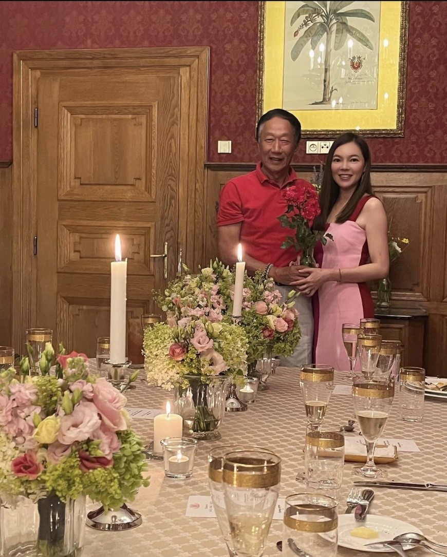 至今仍像熱戀！郭台銘甜摟嬌妻「超奢華排場」慶14周年婚　曾馨瑩感動燦笑「羞曝尪可愛面」