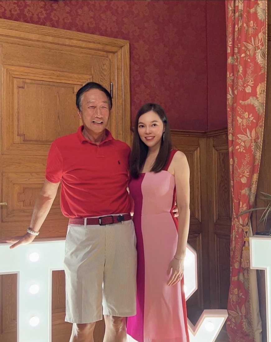 至今仍像熱戀！郭台銘甜摟嬌妻「超奢華排場」慶14周年婚　曾馨瑩感動燦笑「羞曝尪可愛面」