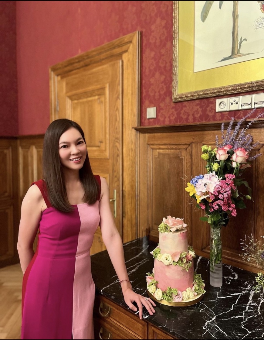 至今仍像熱戀！郭台銘甜摟嬌妻「超奢華排場」慶14周年婚　曾馨瑩感動燦笑「羞曝尪可愛面」