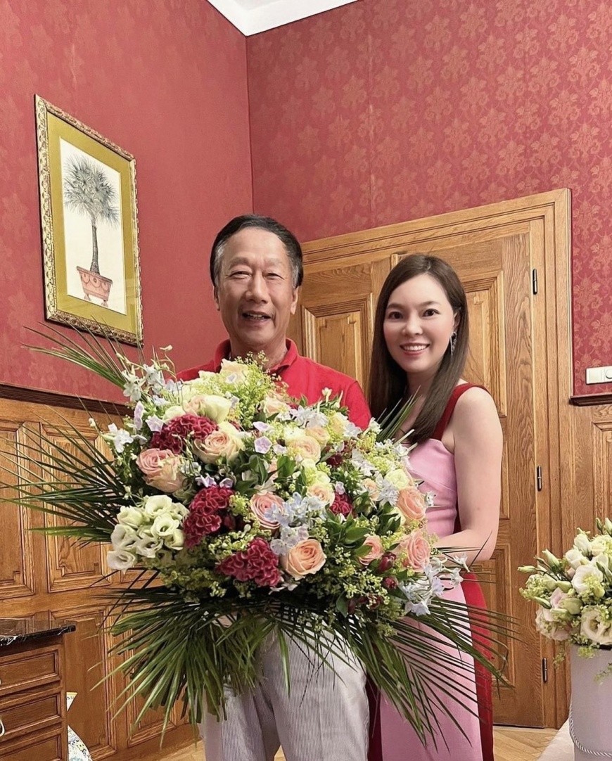 至今仍像熱戀！郭台銘甜摟嬌妻「超奢華排場」慶14周年婚　曾馨瑩感動燦笑「羞曝尪可愛面」