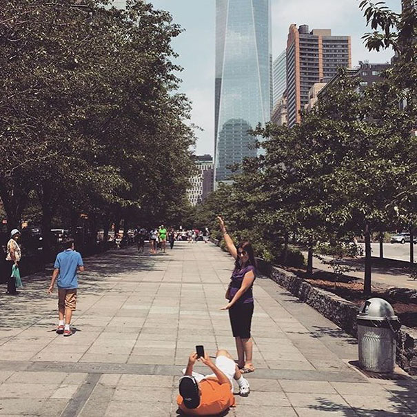 男友的必備技能！15張「幫女友拍照拍出新境界」的苦力男友　一看「直接站浴缸邊抓角度」平衡感超猛