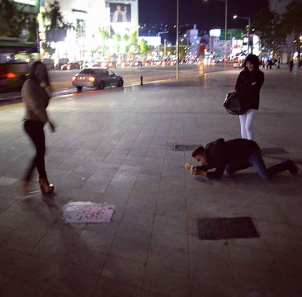 男友的必備技能！15張「幫女友拍照拍出新境界」的苦力男友　一看「直接站浴缸邊抓角度」平衡感超猛