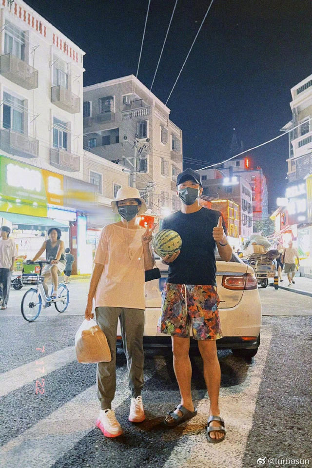 都沒人發現？神秘夫妻「捧西瓜逛夜市」沒人理　「一拿下口罩」網驚呆：是超大咖明星