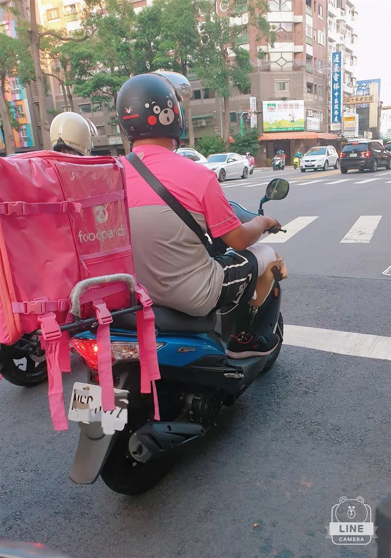 烈日下的生命鬥士！義肢外送員不畏艱辛「努力賺錢討生活」感動全網
