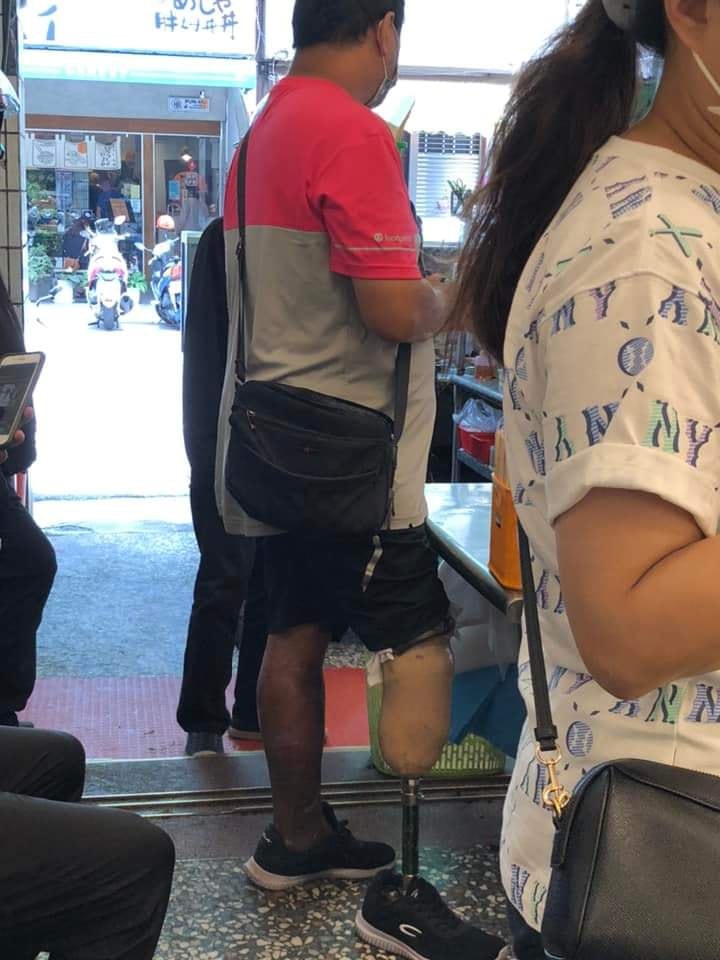 烈日下的生命鬥士！義肢外送員不畏艱辛「努力賺錢討生活」感動全網