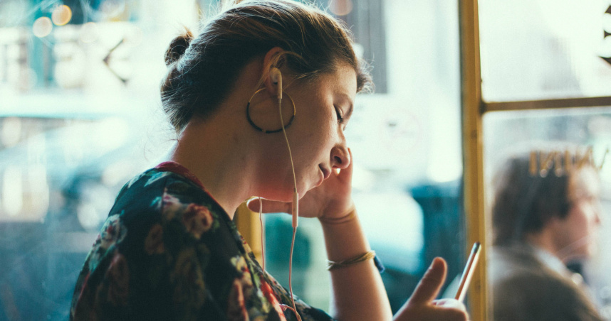 戴有線耳機很怪？2高中妹酸「怎有人不是戴AirPods」好丟臉　網一面倒讚「有線耳機才是王道」別無知