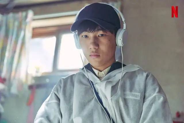 戴有線耳機很怪？2高中妹酸「怎有人不是戴AirPods」好丟臉　網一面倒讚「有線耳機才是王道」別無知