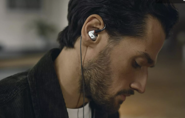 戴有線耳機很怪？2高中妹酸「怎有人不是戴AirPods」好丟臉　網一面倒讚「有線耳機才是王道」別無知