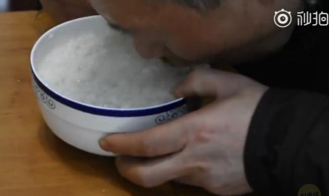 善的循環！8旬爺爺靠拾荒維生「佛心老闆娘天天留飯」　從此默默回報「監視器畫面曝光」一看淚崩