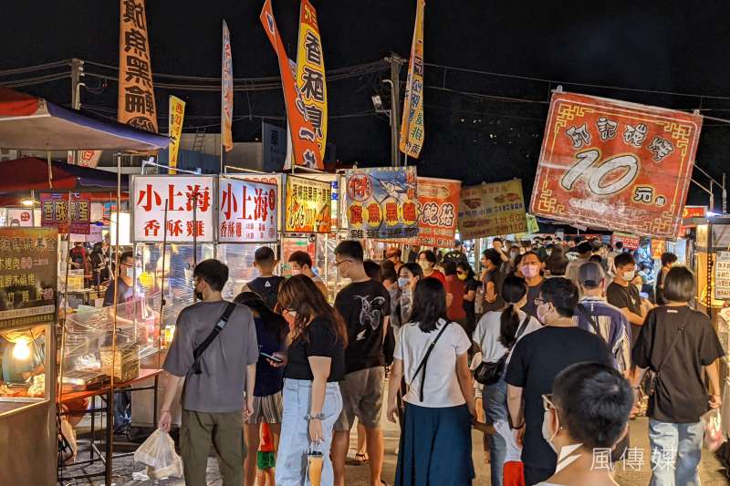 都沒人發現？神秘夫妻「捧西瓜逛夜市」沒人理　「一拿下口罩」網驚呆：是超大咖明星