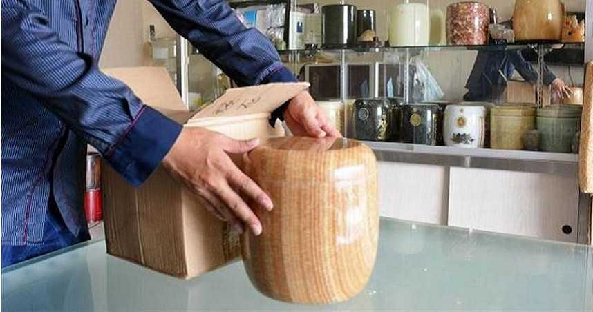 等走了就讓我住進去！子女抱「獨一無二骨灰罈」沒蓋子用碗替代　一看竟是「母親生前最愛裝飾品」
