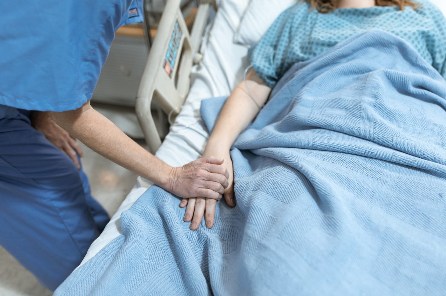 等走了就讓我住進去！子女抱「獨一無二骨灰罈」沒蓋子用碗替代　一看竟是「母親生前最愛裝飾品」