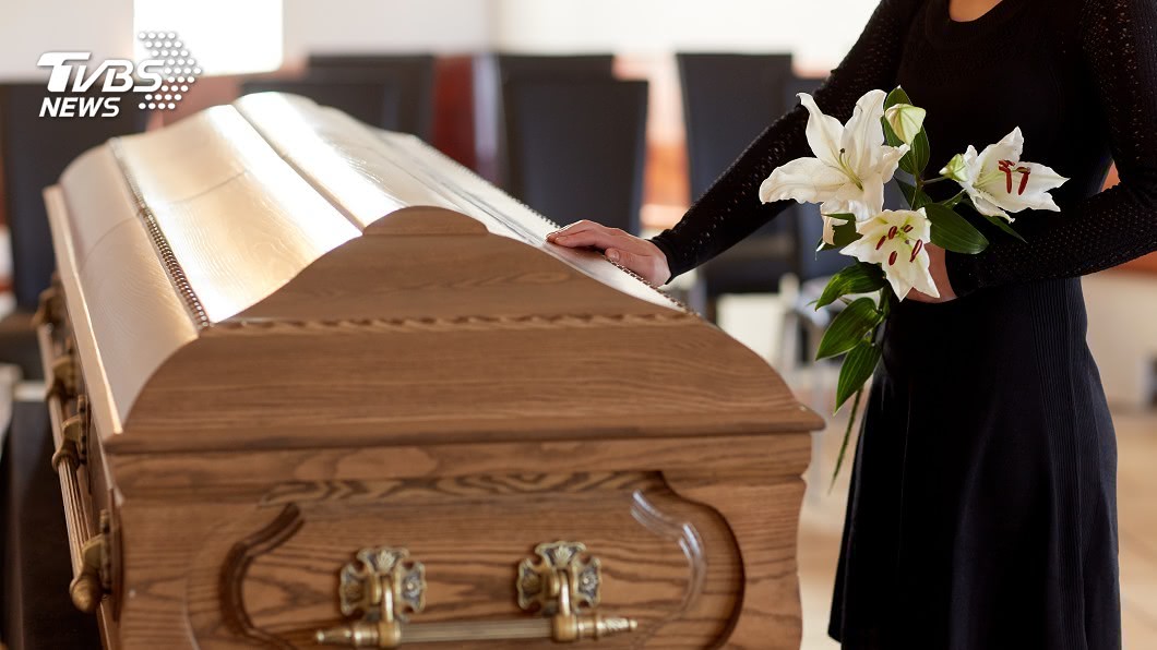  完成媽媽遺願！子女抱「花瓶裝罐母親」沒蓋子用碗替代　「還掛上項鍊」背後孝心感動全網
