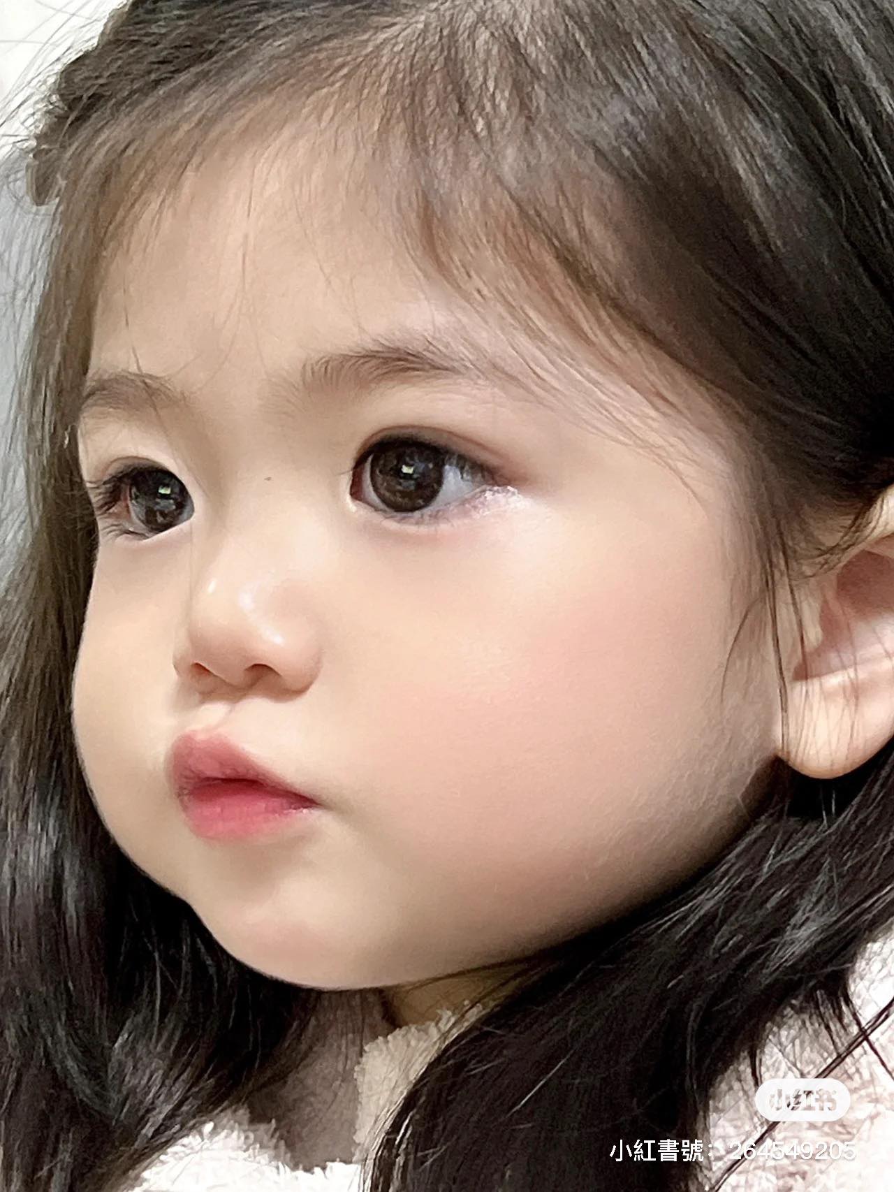 天使般的臉蛋❤️超萌女娃「圓滾滾大眼睛」宛如洋娃娃　難過哭哭「落淚無辜小神情」讓人好想生女兒
