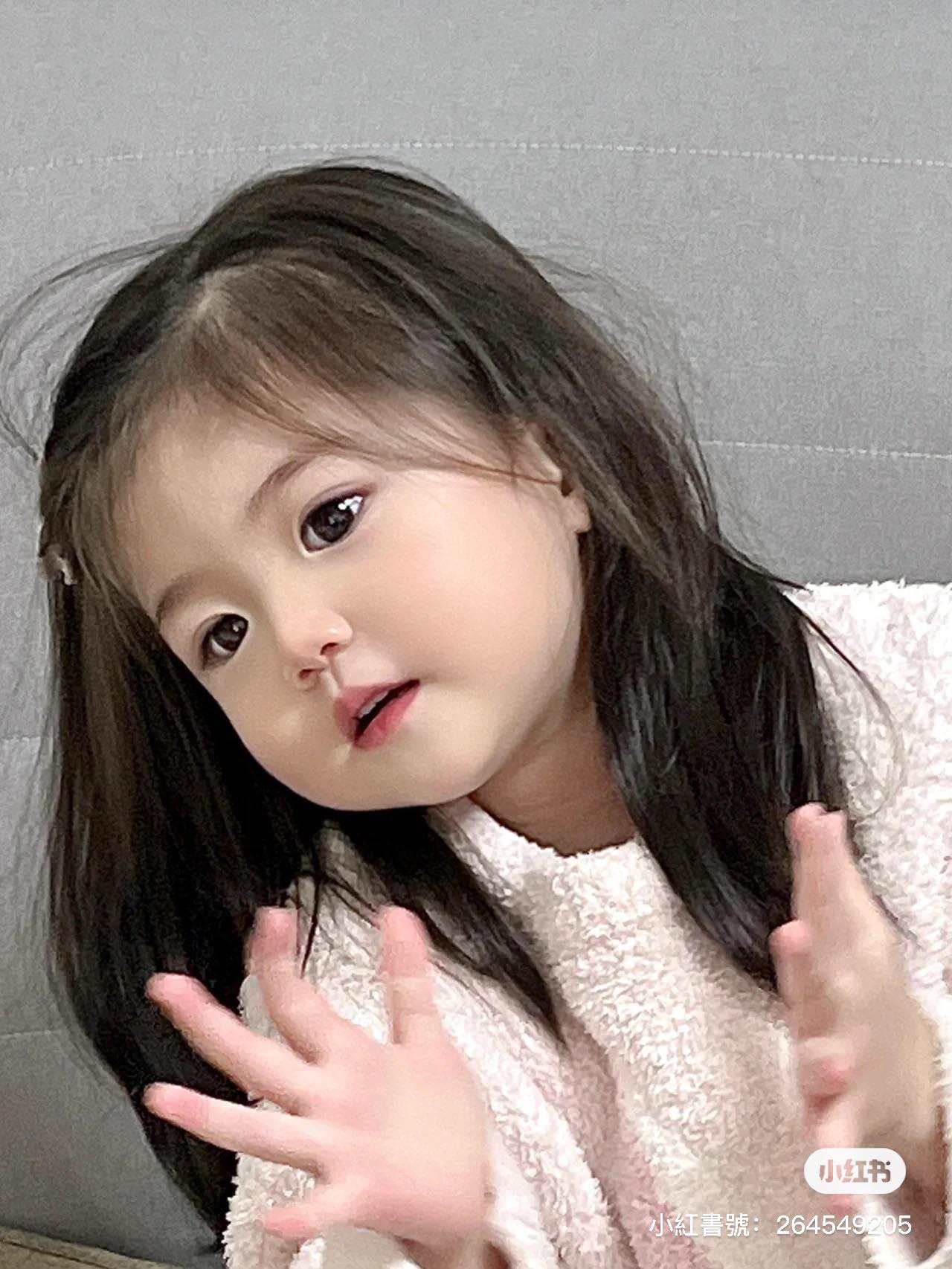 天使般的臉蛋❤️超萌女娃「圓滾滾大眼睛」宛如洋娃娃　難過哭哭「落淚無辜小神情」讓人好想生女兒