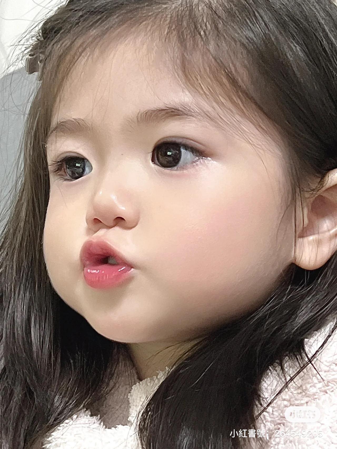 天使般的臉蛋❤️超萌女娃「圓滾滾大眼睛」宛如洋娃娃　難過哭哭「落淚無辜小神情」讓人好想生女兒
