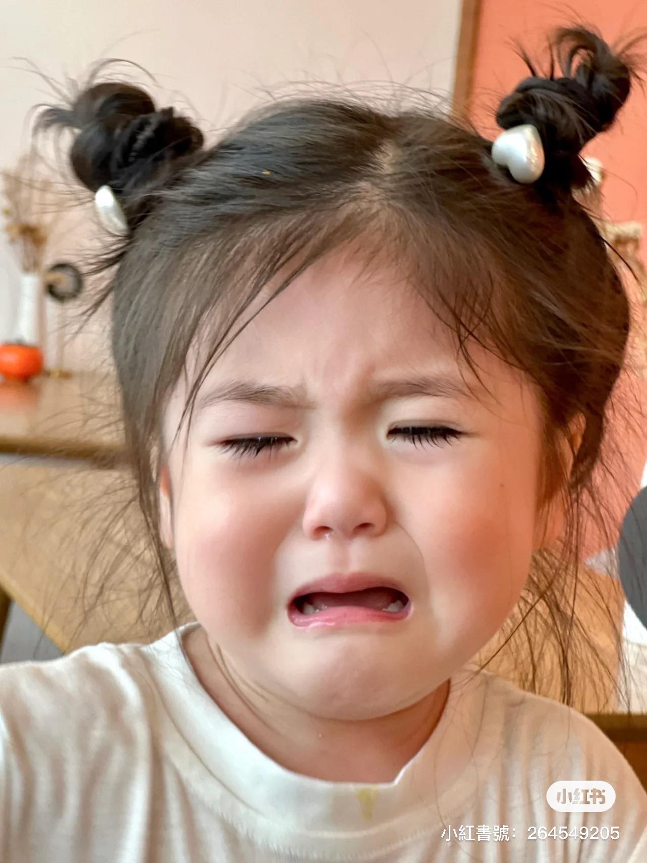 天使般的臉蛋❤️超萌女娃「圓滾滾大眼睛」宛如洋娃娃　難過哭哭「落淚無辜小神情」讓人好想生女兒