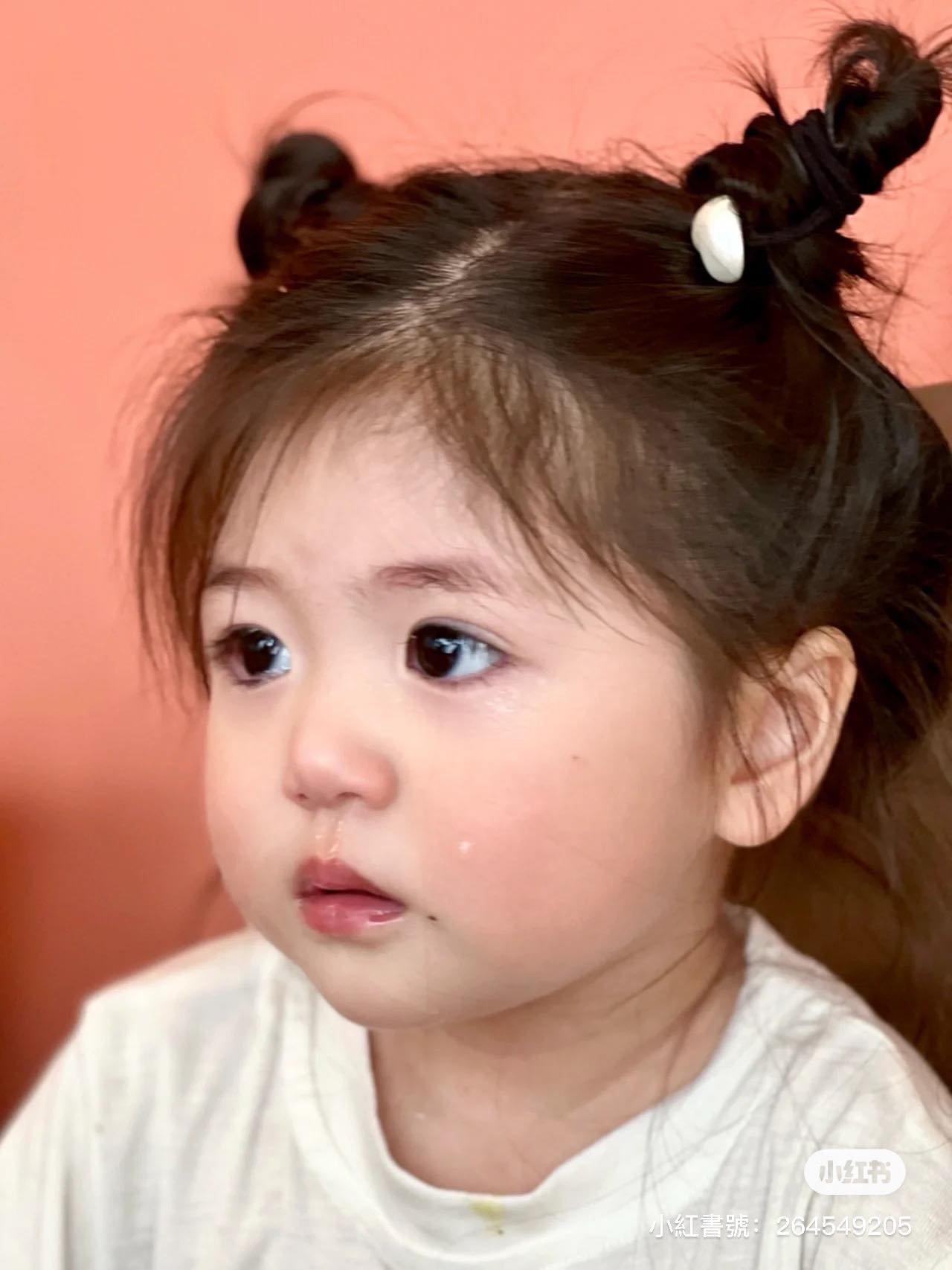 天使般的臉蛋❤️超萌女娃「圓滾滾大眼睛」宛如洋娃娃　難過哭哭「落淚無辜小神情」讓人好想生女兒