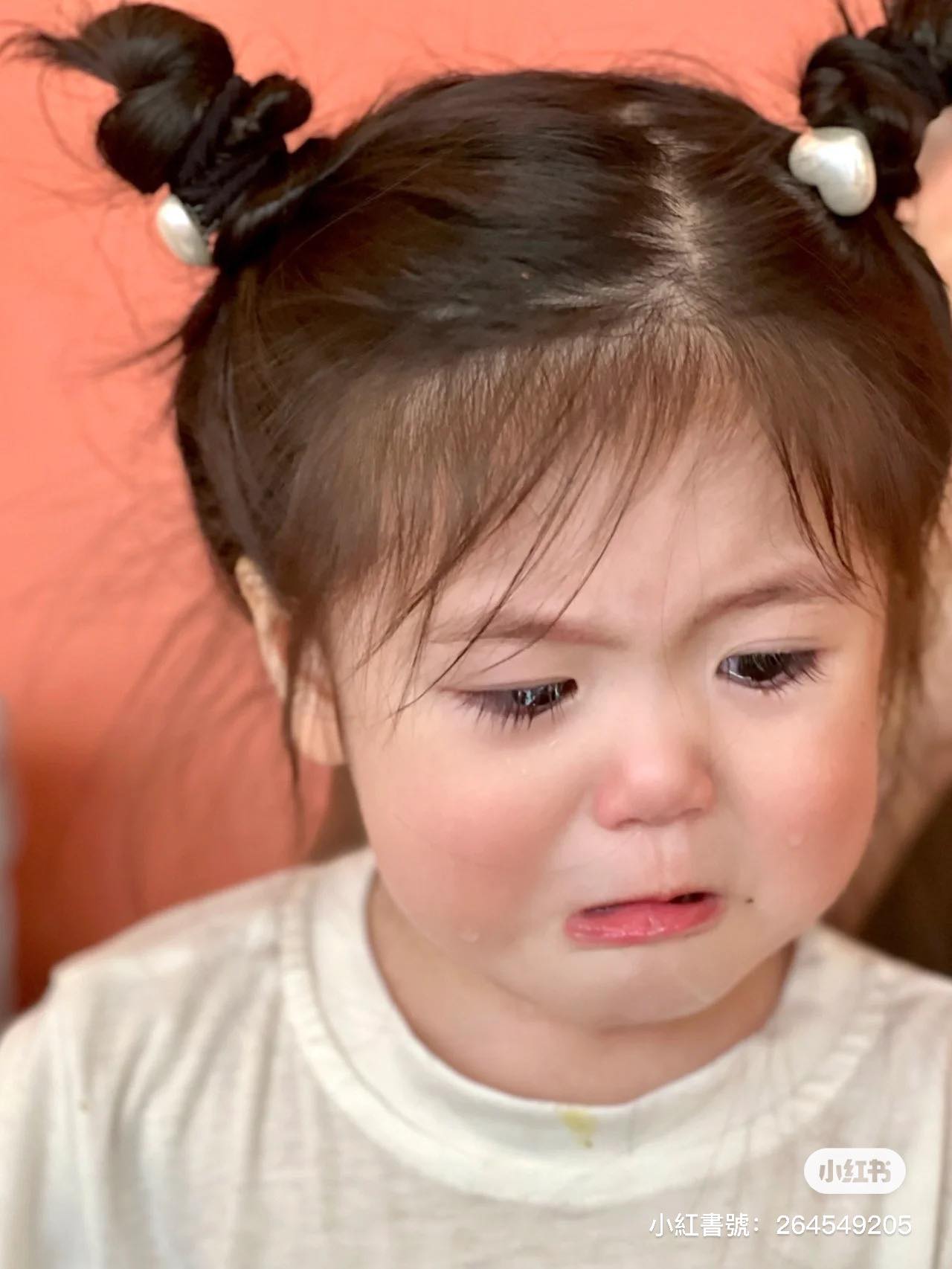 天使般的臉蛋❤️超萌女娃「圓滾滾大眼睛」宛如洋娃娃　難過哭哭「落淚無辜小神情」讓人好想生女兒