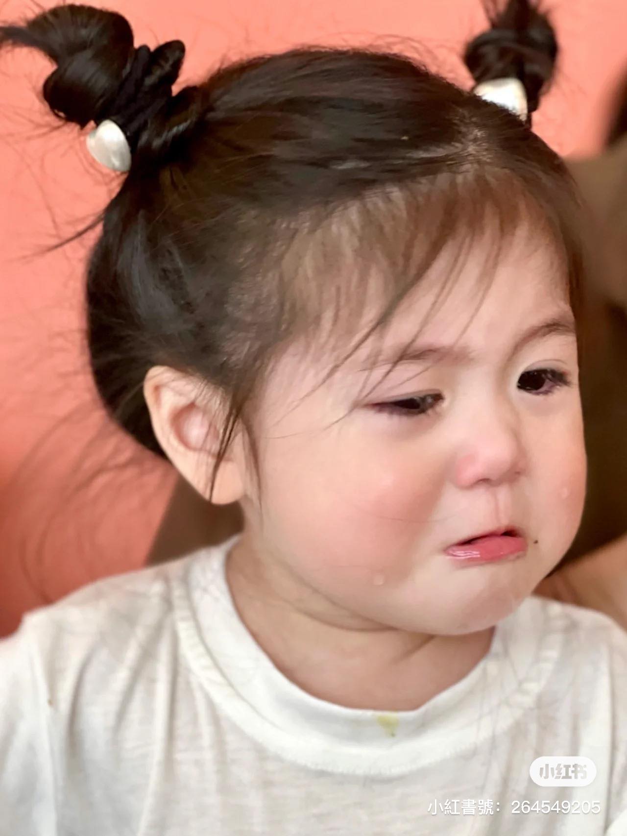 天使般的臉蛋❤️超萌女娃「圓滾滾大眼睛」宛如洋娃娃　難過哭哭「落淚無辜小神情」讓人好想生女兒