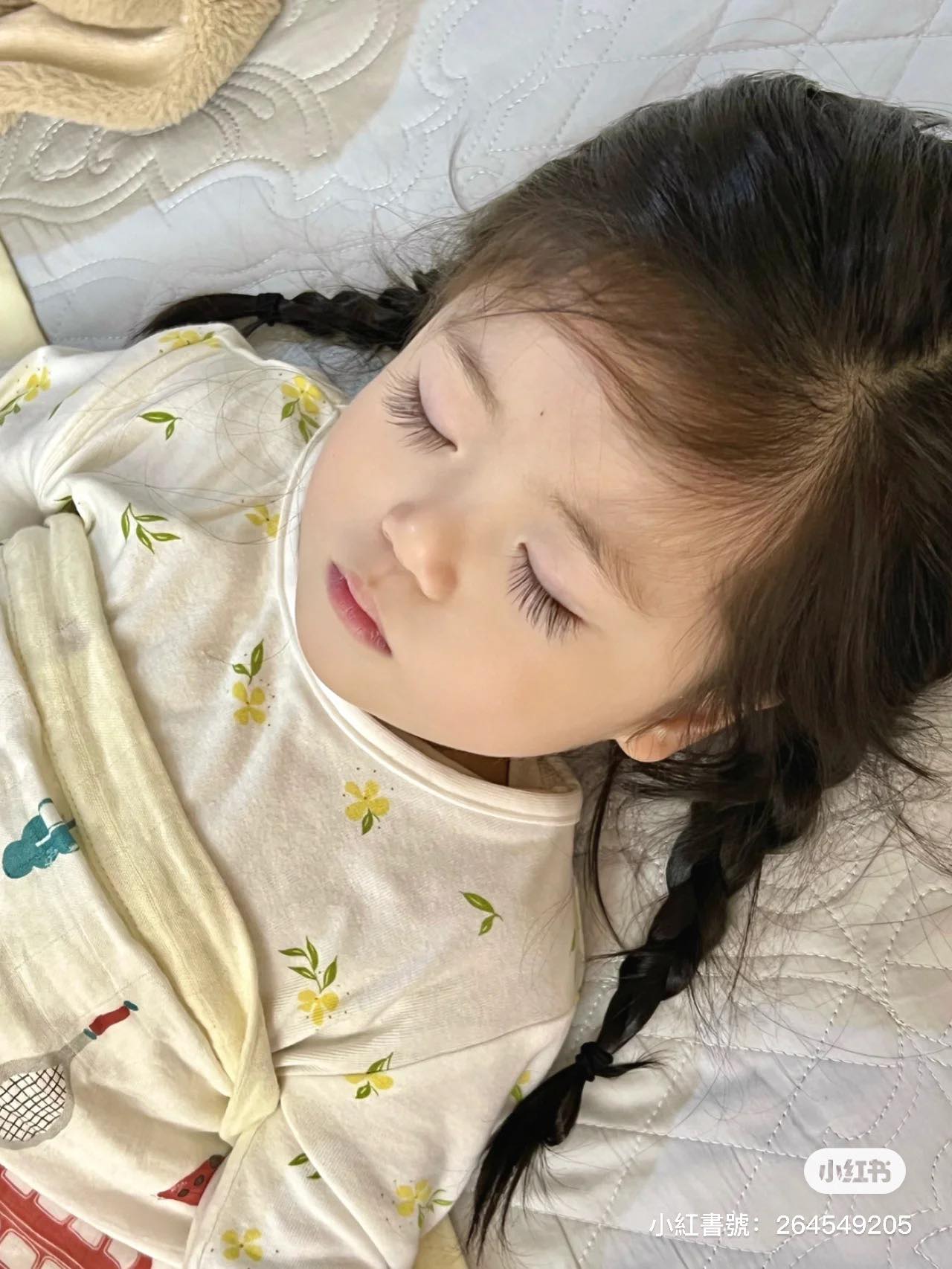 天使般的臉蛋❤️超萌女娃「圓滾滾大眼睛」宛如洋娃娃　難過哭哭「落淚無辜小神情」讓人好想生女兒