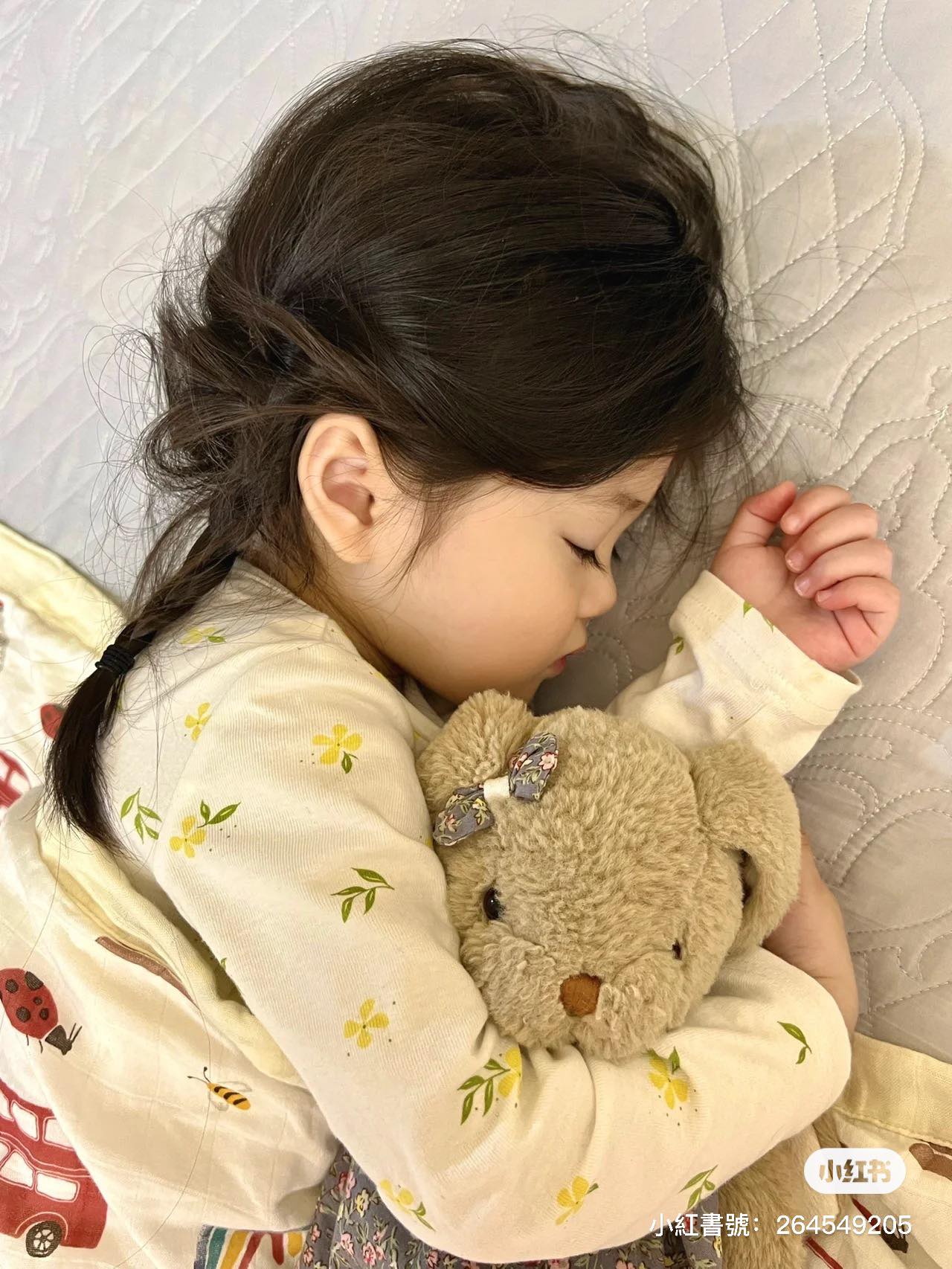 天使般的臉蛋❤️超萌女娃「圓滾滾大眼睛」宛如洋娃娃　難過哭哭「落淚無辜小神情」讓人好想生女兒
