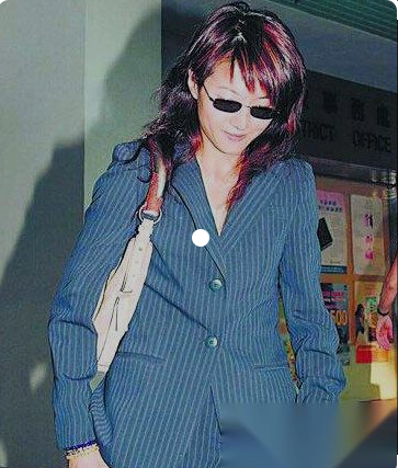 共侍一夫21年！她嫁歌壇天王隱婚「流產多次」致不孕　最終「小三上位賺10億」原配心冷遁入空門