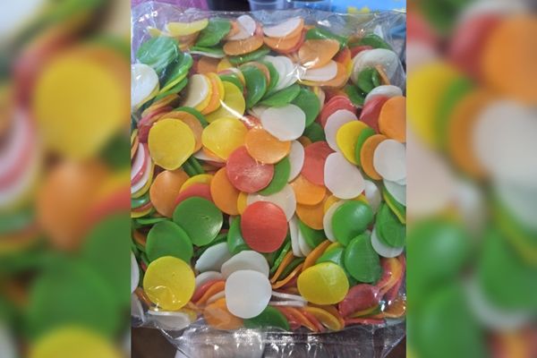 小時候辦桌最愛！她興奮買「古早味塑膠片」問怎麼煮　網友嗨翻「這是靈魂配菜」上桌搶光光