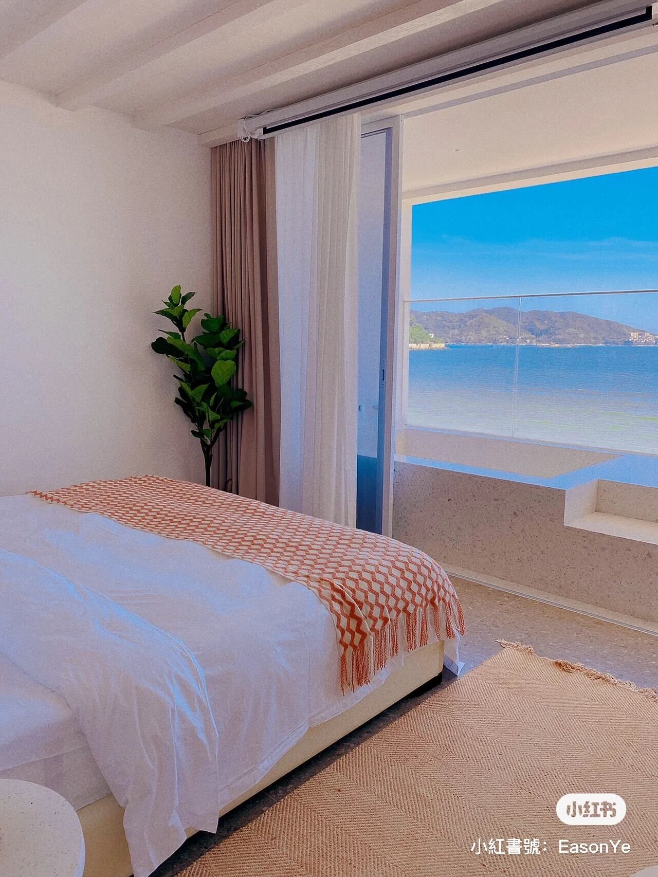 面向大海睡一晚！沙灘旁「浪漫窗戶海景房」寧靜又愜意　欣賞海浪起伏「泡進浴缸看金黃夕陽」❤️
