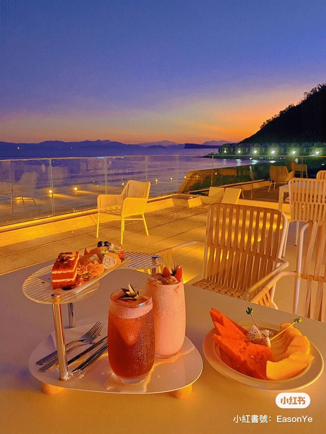 面向大海睡一晚！沙灘旁「浪漫窗戶海景房」寧靜又愜意　欣賞海浪起伏「泡進浴缸看金黃夕陽」❤️
