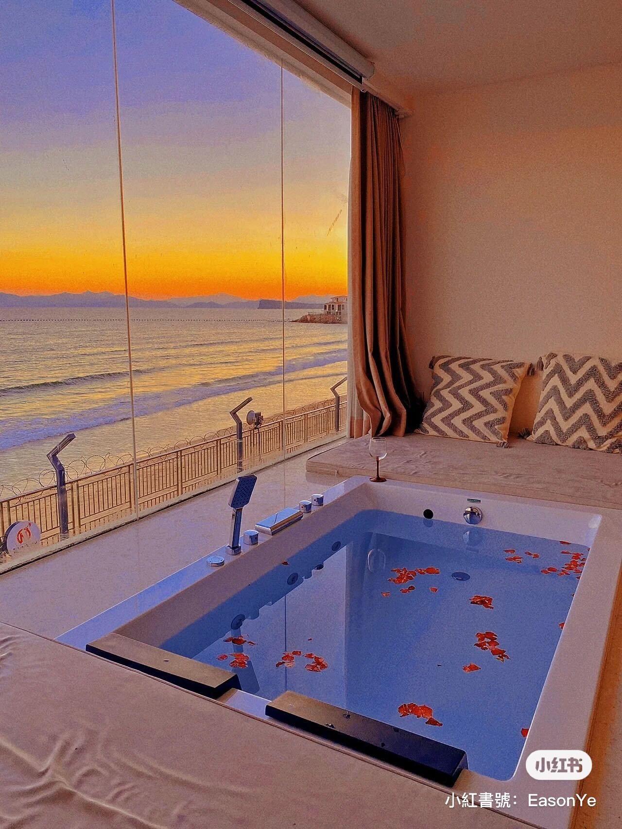 面向大海睡一晚！沙灘旁「浪漫窗戶海景房」寧靜又愜意　欣賞海浪起伏「泡進浴缸看金黃夕陽」❤️