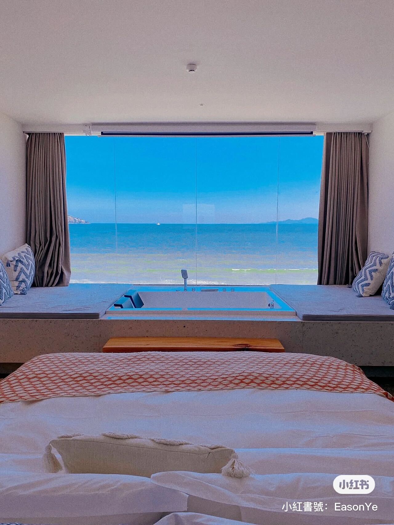面向大海睡一晚！沙灘旁「浪漫窗戶海景房」寧靜又愜意　欣賞海浪起伏「泡進浴缸看金黃夕陽」❤️