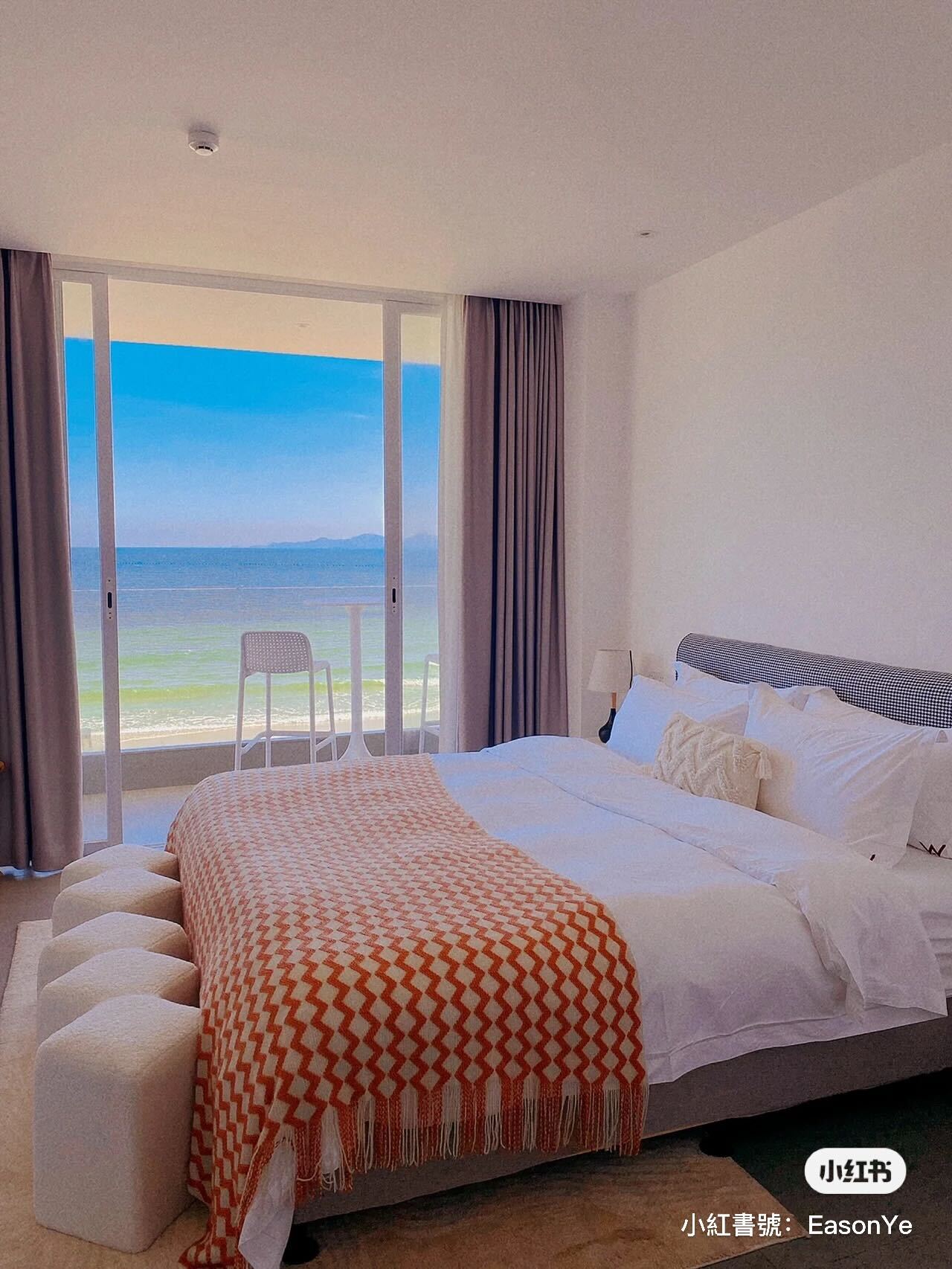 面向大海睡一晚！沙灘旁「浪漫窗戶海景房」寧靜又愜意　欣賞海浪起伏「泡進浴缸看金黃夕陽」❤️
