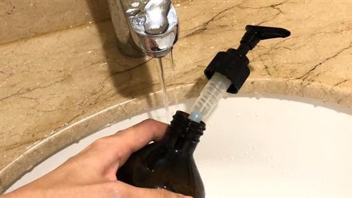 洗髮精、沐浴乳別加水！醫警告「4下場超級慘」頭髮越來越少　網驚：我都這樣做！