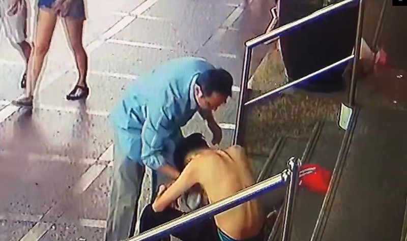 父親節前夕去狂歡！兒子醉倒路邊「暖爸替他換乾淨衣服」　攙扶起身「在他身上綁繩子」網哭：好偉大
