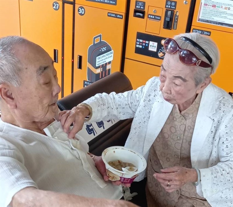 1年沒見面！97歲嬤愁眉苦臉「太想念80歲失智兒」　搭高鐵北上「行前興奮睡不著」結局動容