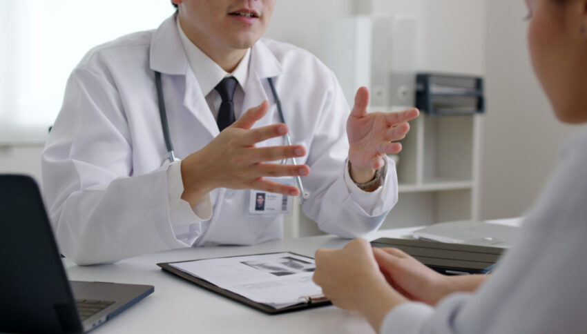 怕觀感不好！醫學系學生問「當醫生不能刺青嗎」遭護理師母勸阻　「網曝折衷作法」吵翻天