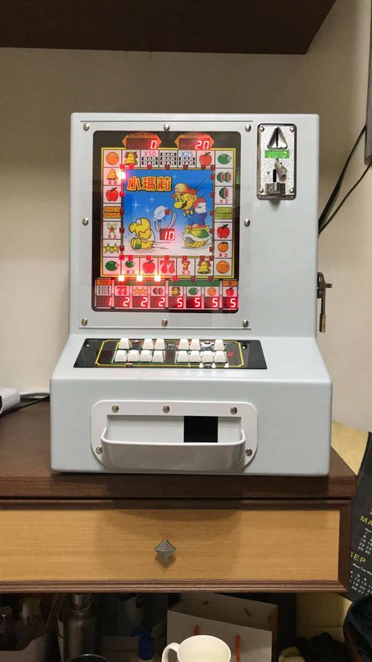 滿地鈔票銅板！他霸氣拿「公車投幣箱當撲滿」存不到2年　「金額超過6位數」網驚呼太強