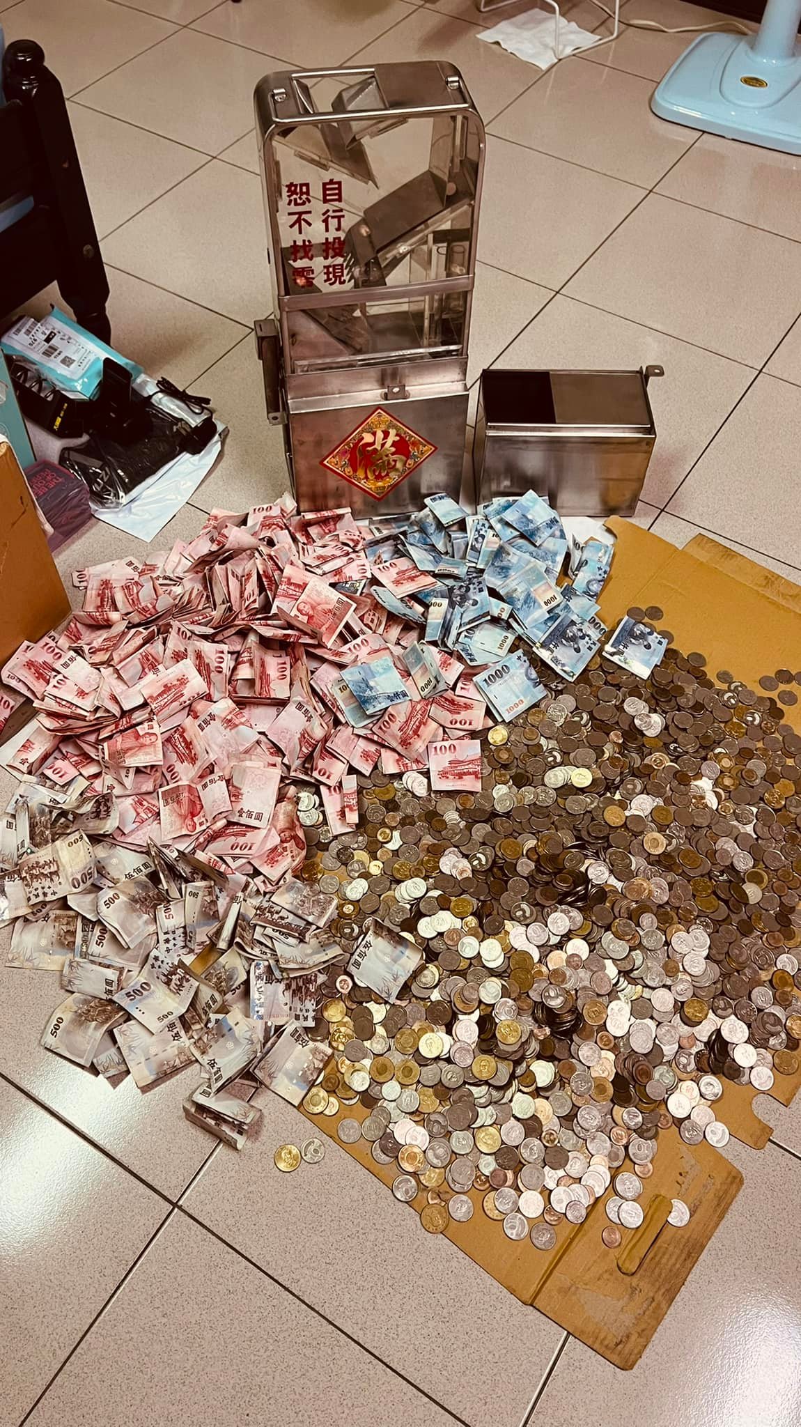 滿地鈔票銅板！他霸氣拿「公車投幣箱當撲滿」存不到2年　「金額超過6位數」網驚呼太強
