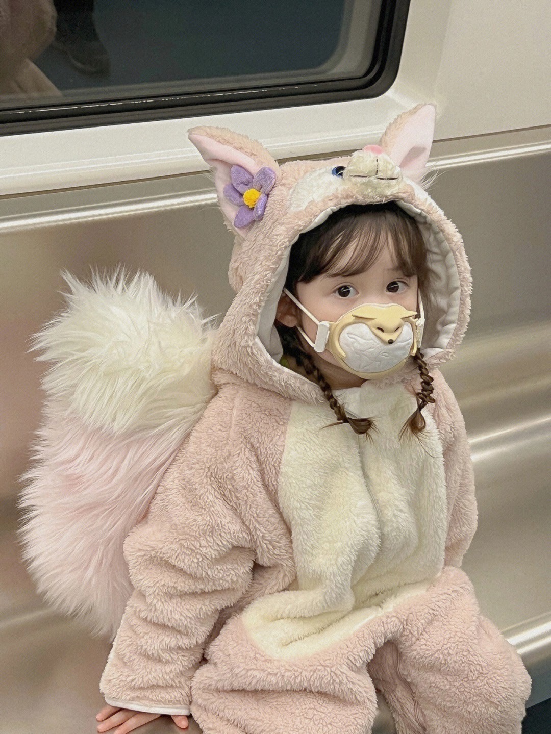 真人洋娃娃❤️小女娃「變身貝兒公主搭地鐵」夢幻爆紅　真面目超甜「變裝達菲兔、小狐狸」萌度百分百